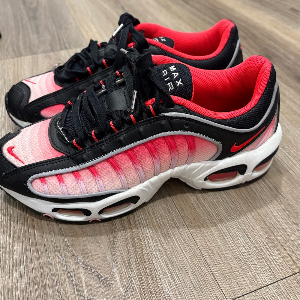 Nike Women's Black and Red Sneakers